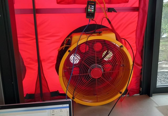 Test d'étanchéité Blower Door — ventilateur Retrotec calibré dans une porte — Energalis